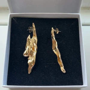 Örhängen - Örhängen från Weekday. 