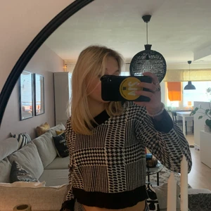 Gina tröja  - En croppad tröja från Gina i storlek XXS, original pris 279kr, säljer för 129kr exklusive frakt, endast använd en gång 