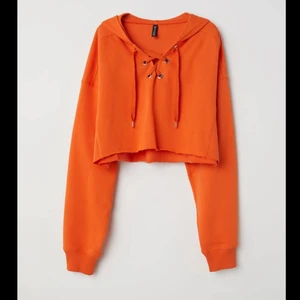 Croppad hoddie från h&m - En orange croppad hoddie från h&m