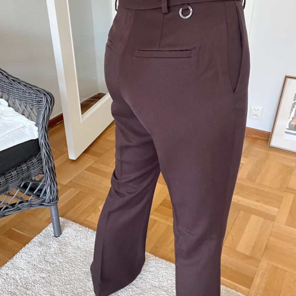 Aldrig använda bruna kostymbyxor från STOCKH LM, lite utsvängda längst ner så ger nästan lite boot cut form. Ordinarie pris 800kr!. Jeans & Byxor.