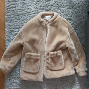 Nakd Teddyjacka - Bra kvalitet. Jackan är i jättebra skick. Stora fickor.