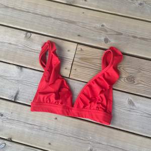 Röd bikiniöverdel som säljes på grund av att den är för liten. Inga tydliga defekter. Skickad nytvättad. Är i storlek xs med en a/b kupa