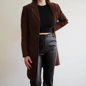 Mockajacka - Snygg kappa i mocka liknande material. Sitter snyggt och är i en vacker brun färg. Köpt second hand. 