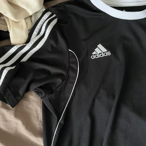  Oversized Adidas tröja  - Fin tränings tröja. Frakt tillkommer.