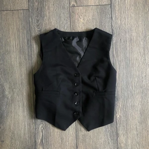 Svart väst - Riktigt go väst som går att reglera lite baktill så den bör passa de flesta storlekarna beroende på hur man vill att den ska sitta, snygg att stylea med ett par baggy jeans exempelvis 🥰 250kr + 66kr spårbar frakt