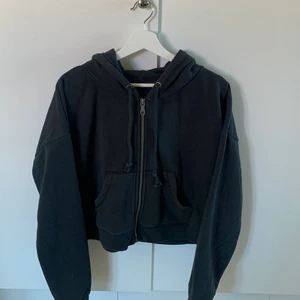 Svart huvtröja med dragkedja  - Använt några ggr