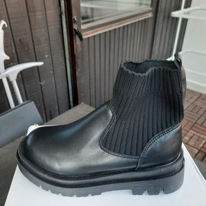 Shein  - Helt nya och oanvänd. Det står 38 men det känns för mig mer som en 37.5