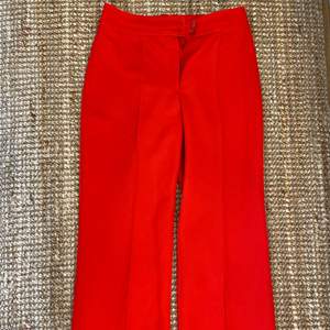 Mycket snygga röda kostymbyxor! Materialet är en blandning av ull och polyester. Bra skick.