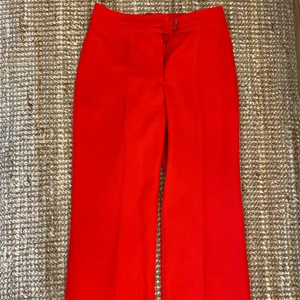 Röda kostymbyxor - Mycket snygga röda kostymbyxor! Materialet är en blandning av ull och polyester. Bra skick.