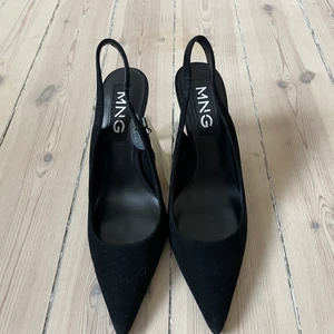 Klackskor slingback - Ett par superfina svarta klackskor med slingback från Mango i äkta svart mocka. Storlek 37. Aldrig använda, prislappen sitter kvar! 