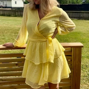 Klänning - Student eller skolavslutnings klänning, jätte fin bara använd förra avslutningen. Storlek 38 passar mig som är s/m 💕 Skickar spårbart 66kr