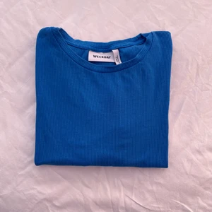 Ribbad blå T-shirt  - T-shirt härlig blå färg 