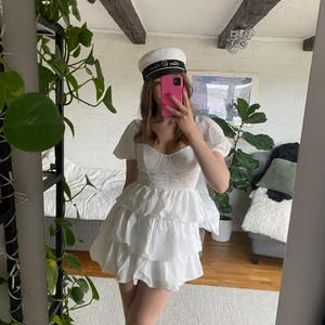 Studentklänning med puffärm - Köpt på nyligen här på plick men den var för liten för mig som är storlek 36/34 och 176 cm :( Prislapp kvar och jättefint material och passform!! 