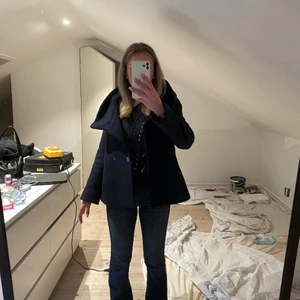 Jacka / kappa zara  - Säljer en jacka / kort kappa från zara i marinblått (sto xs/ 34. Gott skick. Köpt här på Plick men var lite liten på mig som i vanliga fall är mer åt en S/36, så säljer därför vidare. 