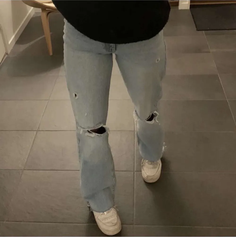 Jätte snygga högmidjade jeans från zara💞 De är i storlek 34 men passa även en 36, använda ett fåtal gånger och är i jätte bra skicka💞💞. Jeans & Byxor.