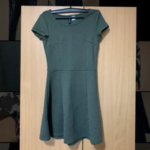 Skater dress / klänning  - jättesöt klänning, använts endast en gång. Sitter super fint och jätteskön material. Storlek 34. Kan skicka fler bilder vid förfrågan. Priset kan diskuteras. (Köp 3 plagg betala för 2) 