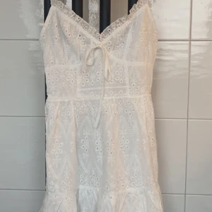 Söt vit sommarklänning - Helt i nyskick. Jätte söt gullig vit sommarklänning som jag älskar. Dock så tror jag tyvärr att jag ej kommer få användning för den. För jag har redan så många vita klänningar.