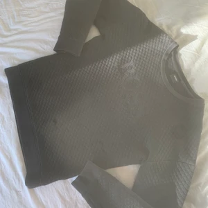 Hugo Boss Sweatshirt  - Hugo Boss Sweatshirt. (Storlek: S kan säkert passa M). Den är äkta det kan man se på materialet på den och Scan koden som är på insidan jag betalade 2000 för tröjan så det är väldigt bra pris. Pruta är okej 