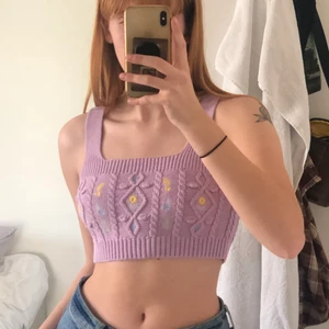 Stickad topp från Zara - Säljer min älskade lila stickade topp från Zara då den inte längre kommer till användning, är det många som är intresserade blir det budgivning!🥰