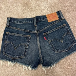 Levis shorts  - Så snygga Levis shorts knappt använda 