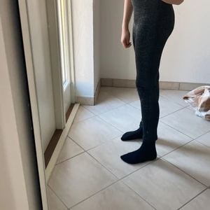 Glittriga byxor - Ett par glittriga byxor med fleece tyg på insidan ( de är väldigt mjuka) detta är till barn