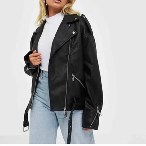 Skinnjacka - Säljer nu min sjukt snygga skinnjacka! Sitter perfekt och passar till allt, inga skador alls, toppenskick❤️❤️