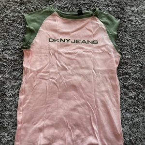 Rosa och grön T-shirt  - Super fin t-shirt med lite kortare ärmar. Skriv till mig om ni vill ha fler bilder eller har frågor!!❤️‍🩹