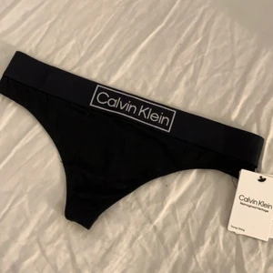 Calvin Klein trosor  - Helt nya Calvin Klein trosor (string) ser man på andra bilden. Storlek S