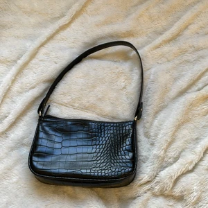 Väska - Använt 2-3 ggr men har inte så mkt nytta av den längre. Hoppas du vill köpa☺️