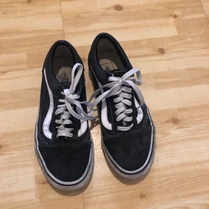 VANS  - Skulle behöva tvättas samt är lite nötta i materialet längst bak. Köptes för ca 600kr, säljes för 150kr (frakt tillkommer om det ska skickas) ☺️