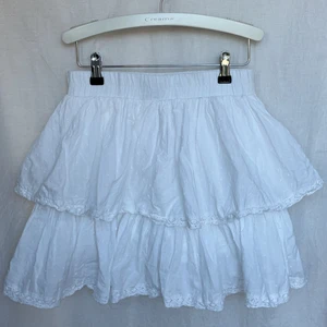 Vit volangkjol - Jag säljer nu min fina vita volangkjol i storlek S🥰💕✨Kjolen är i väldigt bra skick🤩 