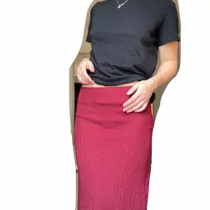 En jättefin röd-glittrig kjol. Lite längre och utsvängd längst ner. Använd 1 gång tidigare, därav i nyskick:)