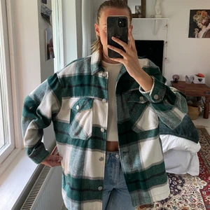Grön flanellskjorta  - Säljer min fina gröna flanellskjorta/jacka från Zara. Väldigt fint skick. Köparen står för frakten. Kram