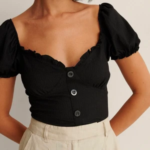 Topp - Oanvänd - Topp från Na-kd helt oanvänd (prislapp sitter kvar) storlek 36. Säljes för att den var för stor för mig. Ord pris 220kr mitt pris 120kr + frakt (66kr)  Fraktar endast och köparen står för frakten Frågor eller funderingar? Skicka ett meddelande!🤍