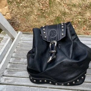 Ryggsäck  - Läderväska märke med nitar. 80-tal 