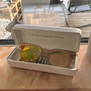 Chimi Eyewere  - Säljer mina nästan helt oanvända chimi glasögon i #004 peach med spegelglas. Startpris: 600kr. Köp direkt för 800kr🧡
