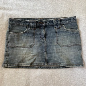 Lågmidjad jeanskjol  - Lågmidjad snygg jeanskjol från topshop, stl 40 men skulle säga 36/38, lite stor för mig. Midjemått 86cm, ca 31 cm på längden! 