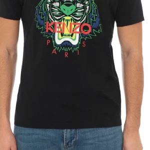 Kenzo tshirt storlek xs  - Tvättad några gånger, krympt lite i armarna. Frakt betalas av köpare om inte mötas upp
