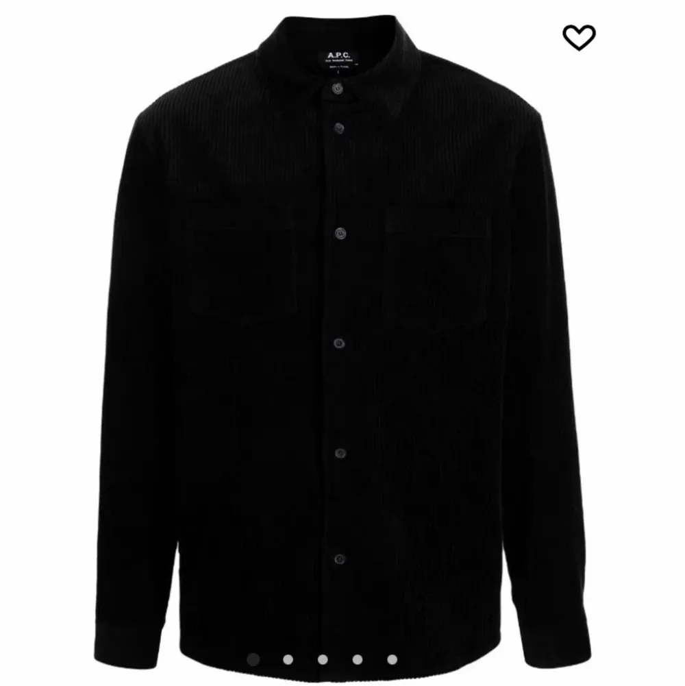 Säljer den här long-sleeve corduroy shirt från A.P.C som aldrig är använd. Nypris 3000kr . Skjortor.