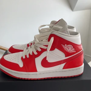 Jordans - Köpte dessa för två månader sedan på emporia i en butik för 2500kr dom är 39 och knappt använda dom är som i nyskick buda!