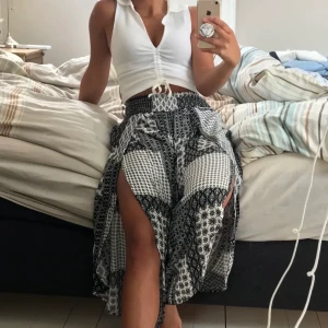 Byxor  - Byxor med slitsar, elastisk midja 🌸 storlek xs/s , pris 30 kr! 