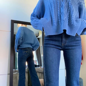 Milk atelier bootcut jeans - Ett par bootcut jeans i strl 28 (Passar 25-28) från Milk Atelier. De är i nyskick och endast använda en gång, vill egentligen inte sälja men då de är lite för korta för mig(175cm) så tänker jag att någon annan kan ha bättre användning av de.