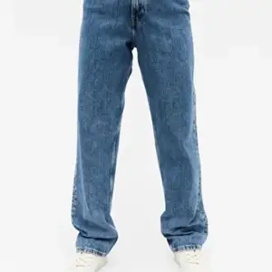Säljer dessa jeans från monki, bra skick knappt använda💙💙💙💙 köparen står för frakten och priset kan diskuteras vid intresse