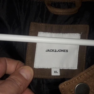 Jacka mocka  xl - Mocka jacka  som ny köppt förra året används 3 gånger  från Jack and jones nypris 700