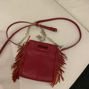 Maje väska - Säljer min fina vinröda Maje väska! 1000+ frakt kan jag tänka mig att sälja den för vid en snabb affär💕💕