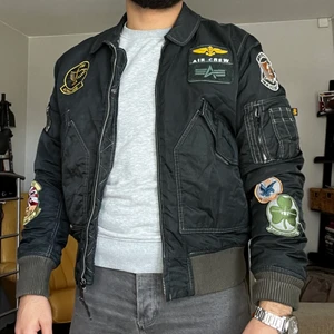 Alpha Industries Inc. - Slim passform. Mycket bekväm och stretchig.