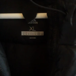 Adidas  - Jacka svart   en repa på vänster armbåge   syns knapt   annars som ny    