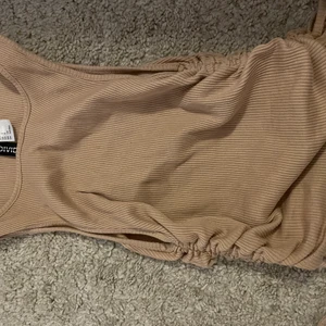 XS - En fin topp med snören på sidorna helt ny! 