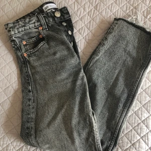 Jeans Zara - Skit snygga zara jeans inprincip aldrig använda då dom är för små och lite kort i benen på mig som är 175 cm. Snygga slitningar på övre och nedre delen av byxorna och perfekta gråa slitningen. Är storlek 32 och högmidjade byxor