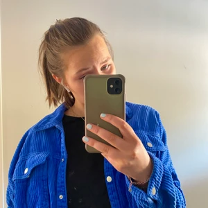 Blå vårjacka från Zara - Blå manchesterjacka från Zara som inte kommer till användning längre. Den är sparsamt använd och har inga defekter!☺️